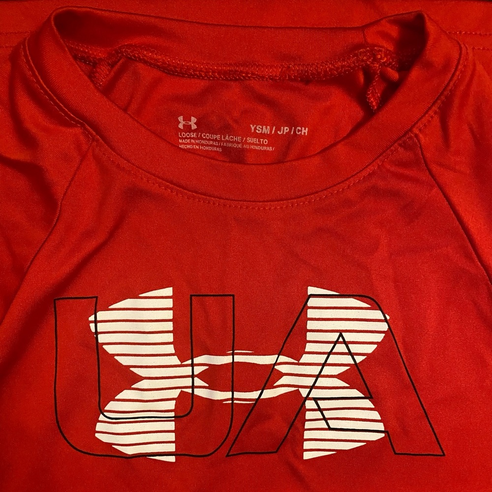 Kids Red Under Armour Size YSM Loose Polyester T-Shirt!